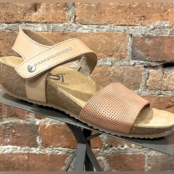 OTBT Tan Brown Perforated Leather Florence Sandal Wedge Sandals Size 5 like new - Picture 3 of 16